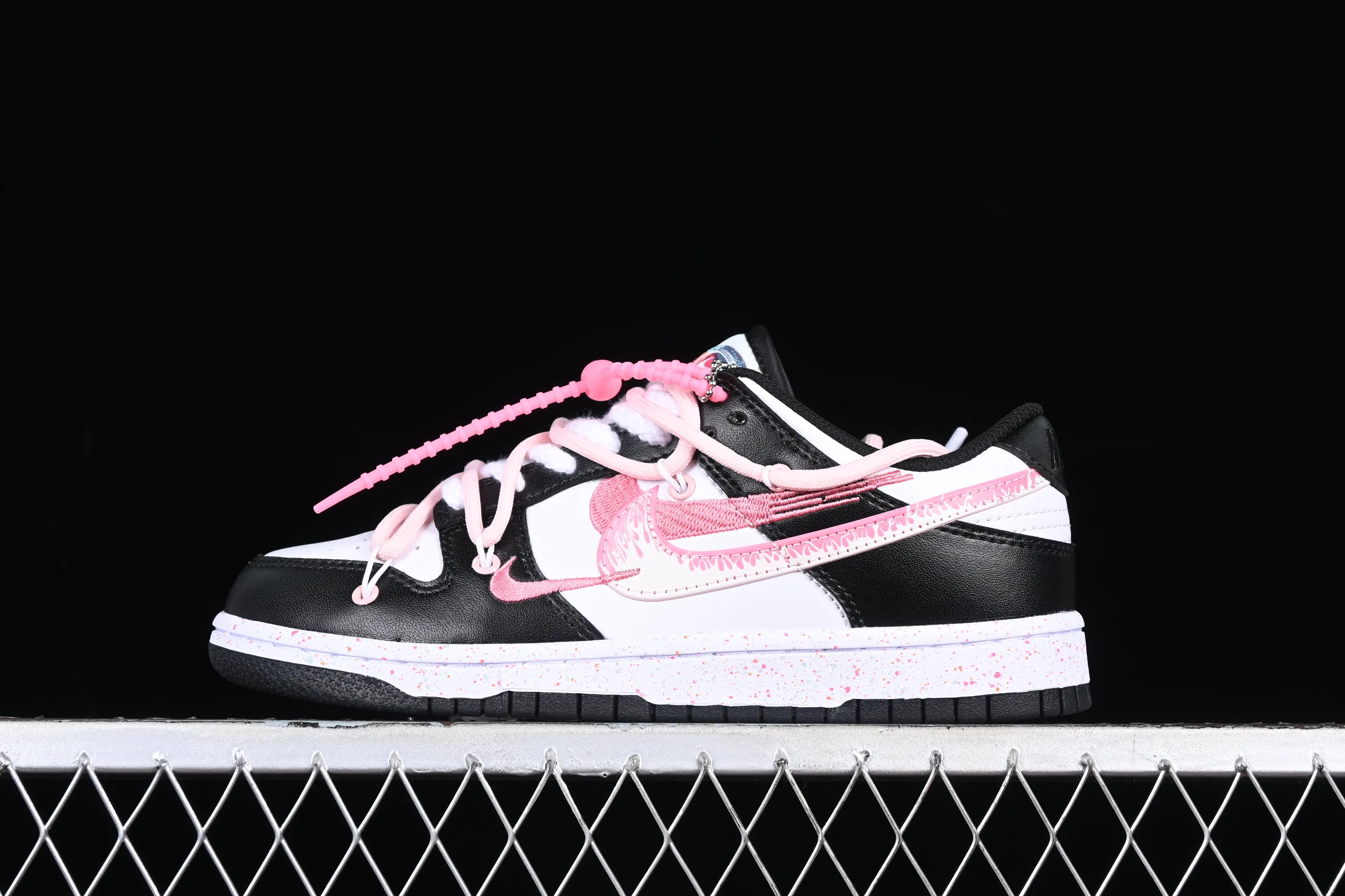 All Categories Nk SB Dunk Series Nk SB Dunk Low Low-top sneakers Nk Dunk Low "Multi Color" Vibrant three hooks Customized version of deconstructed strap casual sneakers FD4623-131